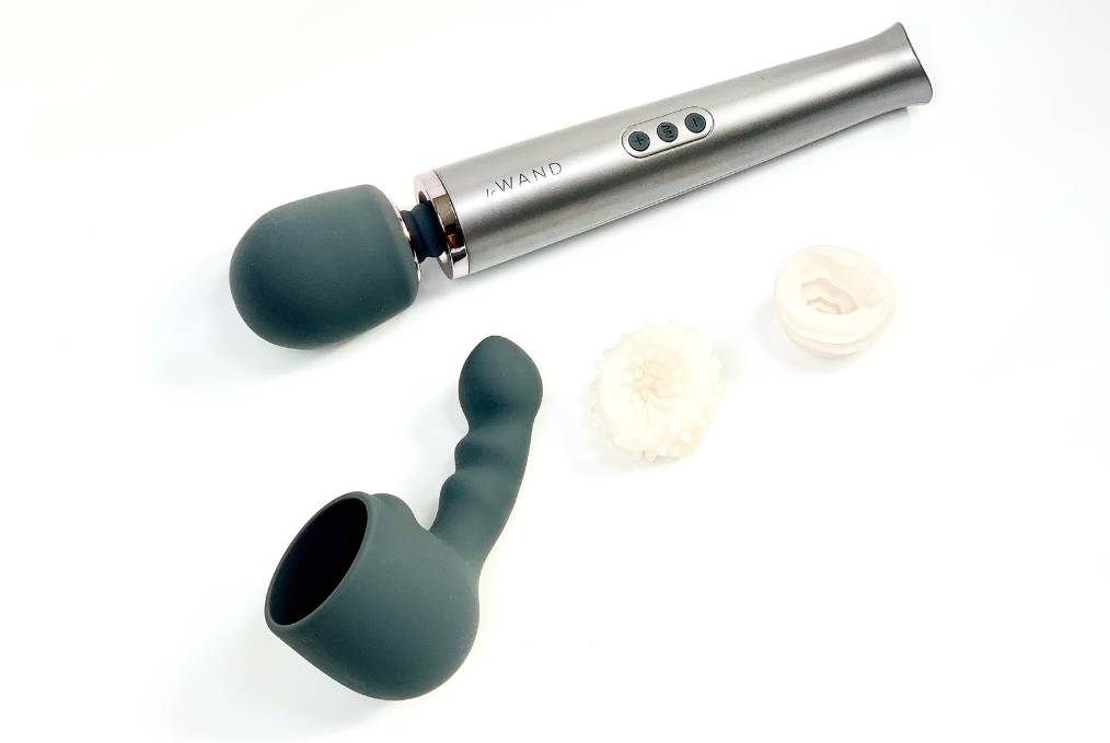 Le Wand vibrating wand massager with accessories