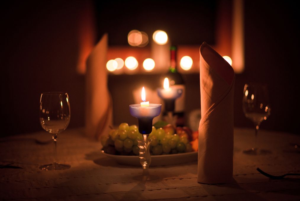 romantic date setting to cultivate desire