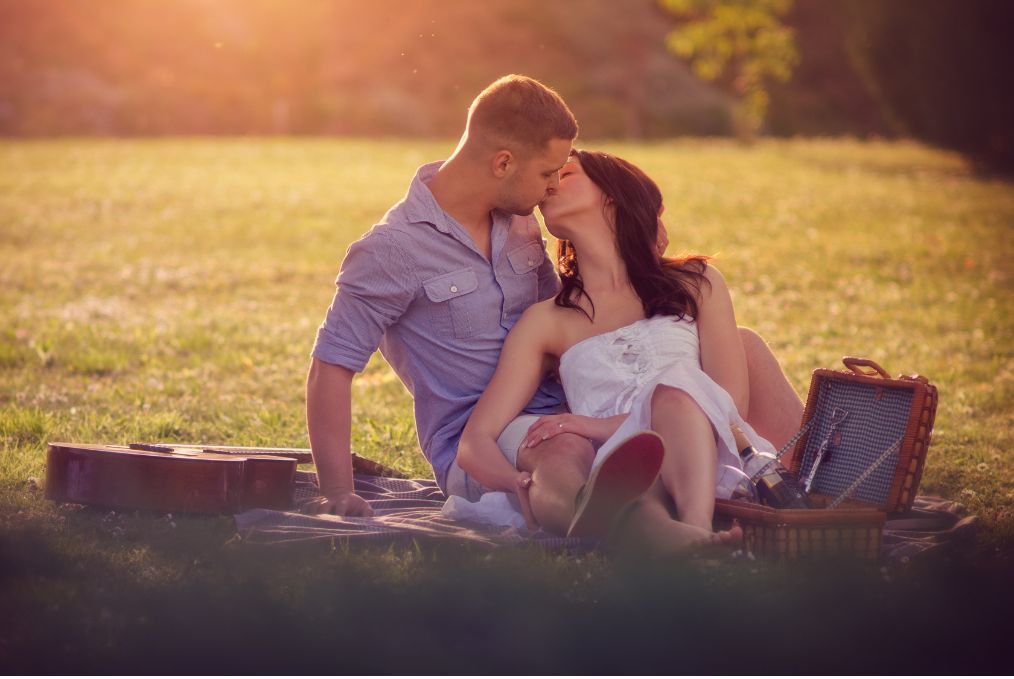 date night picnic outside couple kissing